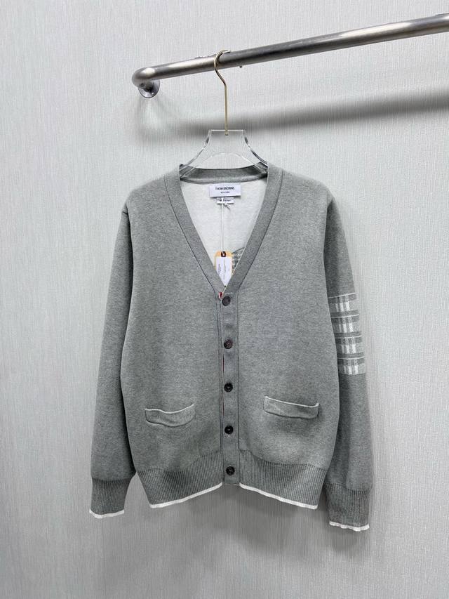 Thom Brown*情侣后背飞机提花针织开衫 罗纹针织开衫 袖口和下摆 前胸富有色彩感的格纹填充飞机案 造型奇趣新颖 袖臂相呼应的格纹标志性四条纹设计 袖口内