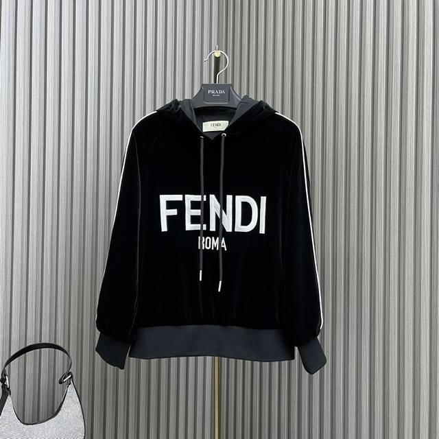 Fend* 2024新品上架 刺绣丝绒休闲套装 定制yb进口丝绒材质 光泽质感不易沾灰 常规连帽外套搭配慢跑长裤 一套高级慵懒风 饰以胸前刺绣字母撞色 裤子同样