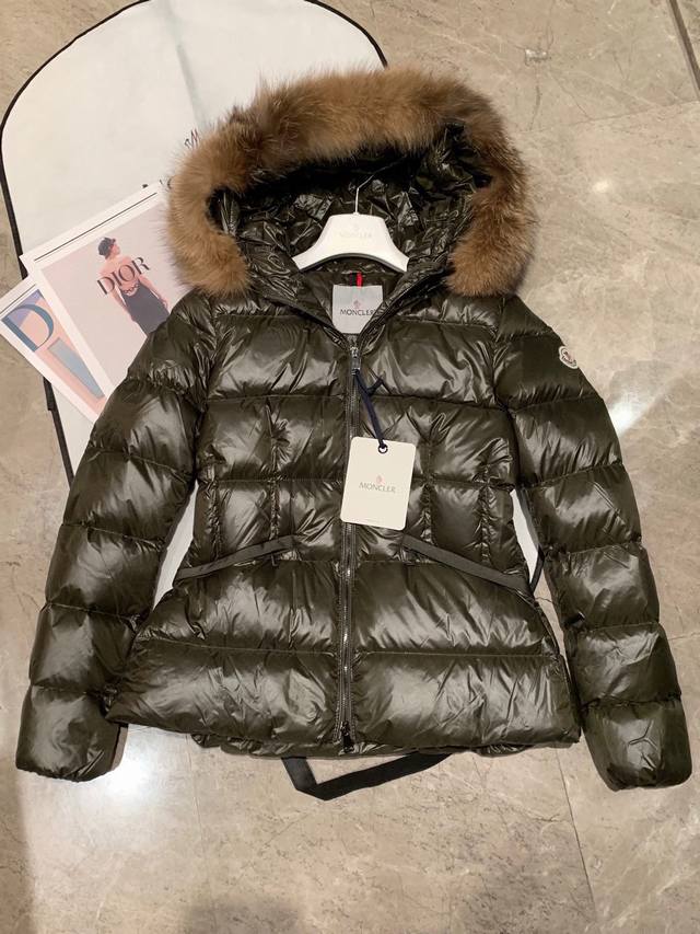 New.23冬款 蒙口moncler 系列 厚款羽绒 毛领系列 配有腰带 收腰款厚毛领装饰 连帽拆卸 轻薄暖和 收腰显瘦臃肿感 三标齐全 专柜同款填充物 黑色