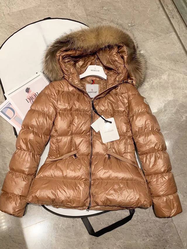 New.23冬款 蒙口moncler 系列 厚款羽绒 毛领系列 配有腰带 收腰款厚毛领装饰 连帽拆卸 轻薄暖和 收腰显瘦臃肿感 三标齐全 专柜同款填充物 黑色