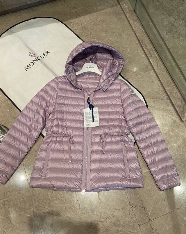 New.23冬款 蒙口moncler 系列 轻薄经典款 系列中长款 横向纹理中长收腰款 配有抽绳设计 轻薄暖和 收腰显瘦臃肿感 三标齐全 专柜同款填充物 3色