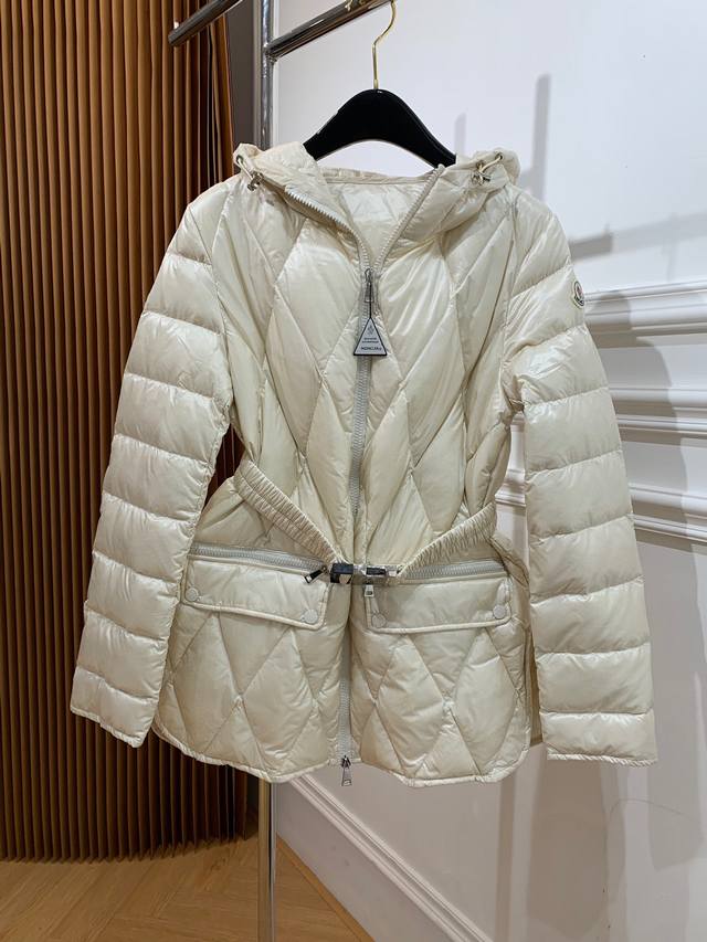 New.23冬款 蒙口moncler 系列 轻薄经典款 系列中长款 菱格纹理中长过膝款 配有松紧腰带 轻薄暖和 收腰显瘦臃肿感 三标齐全 专柜同款填充物 3色