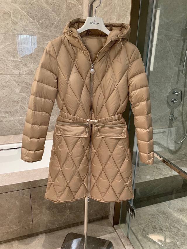 New.23冬款 蒙口moncler 系列 轻薄经典款 系列长款 菱格纹理中长过膝款 配有松紧腰带 轻薄暖和 收腰显瘦臃肿感 三标齐全 专柜同款填充物 3色 黑