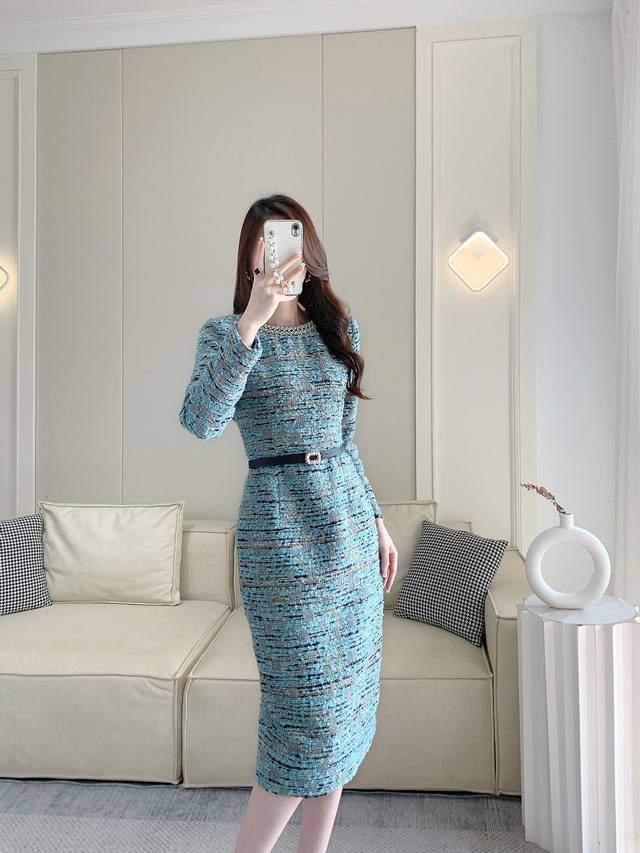 连衣裙 重工羊毛孔雀蓝连衣裙 整体是修身的版型 配合利落的剪裁和简洁的线条轮廓 呈现出简约又高级的风格 搭配腰带协调身材比例 重工弧度柔和的圆领设计增添温柔 高