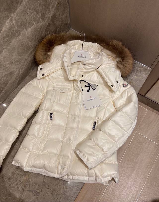 New.23冬款 蒙口moncler 系列 厚款羽绒 毛领系列 收腰款厚毛领装饰 连帽拆卸 轻薄暖和 收腰显瘦臃肿感 三标齐全 专柜同款填充物 黑色 珍珠白 0