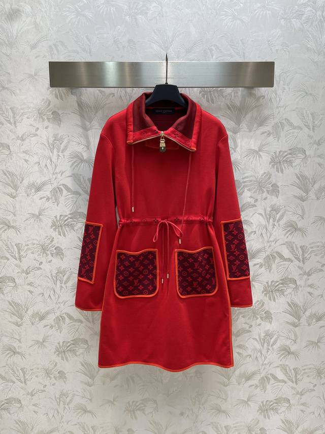 L家 23Ss早秋新款 红色立领提花拼接连衣裙本款上衣具有柔和现代的线条 大胆的冬季风格具有原创细节 引人注目的拼色设计 同色系滚边以及袖子和口袋的交织字母部分