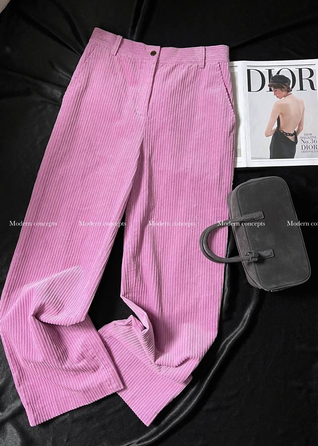 Isbel Maren*23年新款 直简裤型的封神之作 时尚感满满 定制定染的面料才能做出的如此高品质的颜色 这个条绒的宽距绝非市面 上的常规版 定制开模才有的