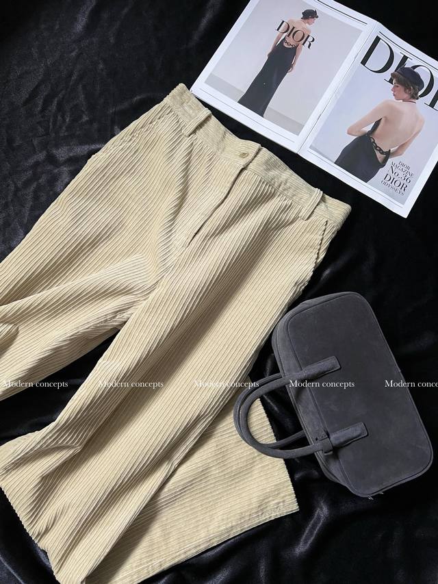 Isbel Maren*23年新款 直简裤型的封神之作 时尚感满满 定制定染的面料才能做出的如此高品质的颜色 这个条绒的宽距绝非市面 上的常规版 定制开模才有的