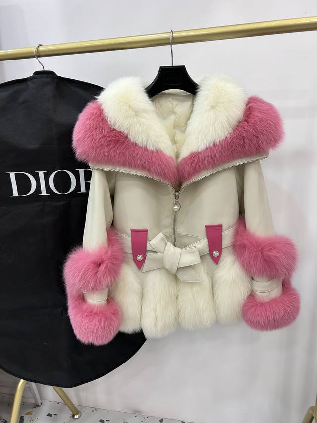 圣诞 Dior* 2023年秋冬新款 进口新西兰绵羊皮 超大狐狸毛海军领 鹅绒填充 短款皮草外套 配腰带 版型上身显瘦 码数sml 胸围100 衣长67 码数s