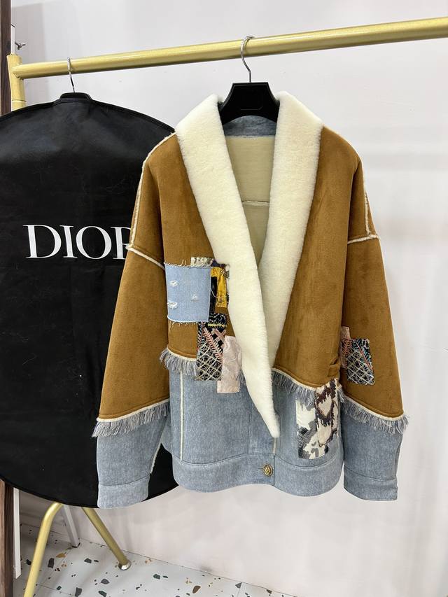 圣诞 Dior* 2023年秋冬新款 后背撞色拼接羊毛皮毛一体短款皮草外套 版型上身显瘦 均码 胸围130 衣长70