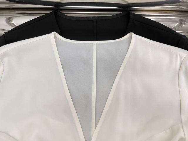 新款 最新isabel 23New V领水袖连衣裙 颜色 黑 白 尺码:Sml