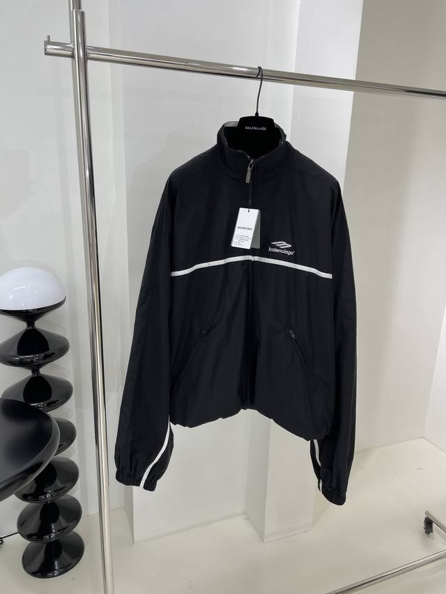 新品3B Sports Icon Layered Tracksuit夹克 Tracksuit黑色科技府绸 中性款型大廓形版型剪裁 胸部 背面和衣袖饰以3B Sp