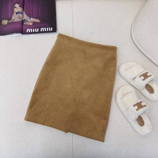 外套 半裙 易梦玲同款 Miu 23Ss 秋冬最新款美拉德女孩灯芯绒套装拼接环保毛领廓形外套+包臀半裙 复古气质灯 立体剪裁廓形设计时髦感超级帅气 贴布刺绣字母