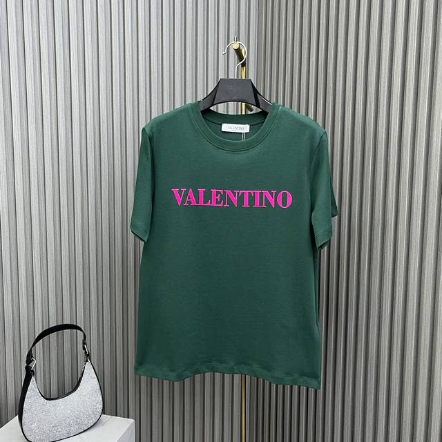 Valentino* 2023新品上架 植绒圆领 沿用植绒工艺 呈现绒面字母图案 整齐排列的字母 凹凸立体的效果 摆脱印花的单调 上身洋气潮流 丝光棉材质 舒适