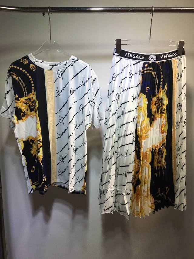 Versace 范思哲 巴洛克印花短袖t恤 百褶裙 两件套 超级大爆款尺码:Smlxl