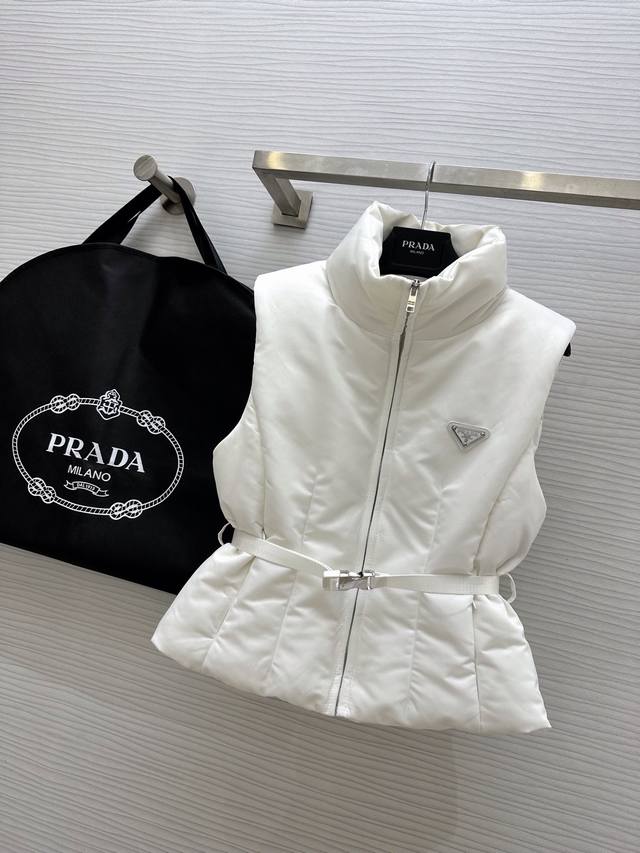 Prad*A 23秋冬最新款 官网最新款 时髦精三角包腰带装饰连帽马甲羽绒服 本季最佳版型 收腰腰带提高腰线巨显瘦 隐形拉链插袋设计时髦又帅气 超级大爱自留款