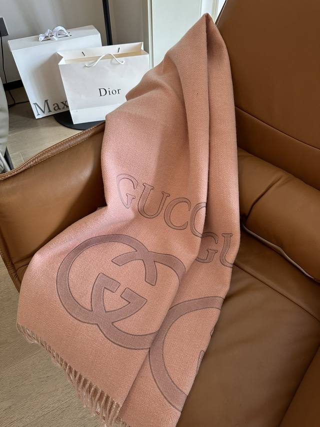 Gucc*极品纯色系列 精英高手级别的时髦感围巾 专柜同款1 1围巾握在手里就跟握着云朵般的柔和 这个最大的特色还有提花工艺的设计感 尺寸66