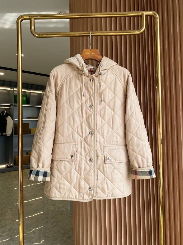 Burberry 家 23秋冬 菱形绗缝温控连帽外套 Bur王牌货品 菱格连帽大衣 菱格夹棉连帽款式 薄厚适中 复古的时髦 永远都不褪流行 Bur王牌货品 秒杀