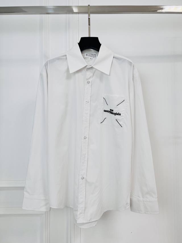 Maison Margiela Mm6 马吉拉 口袋logo四角标刺绣印花衬衫 整体简洁的大h型宽松廓形下摆前短后长的设计形成一个落差感超显瘦的衣长比例 后背经