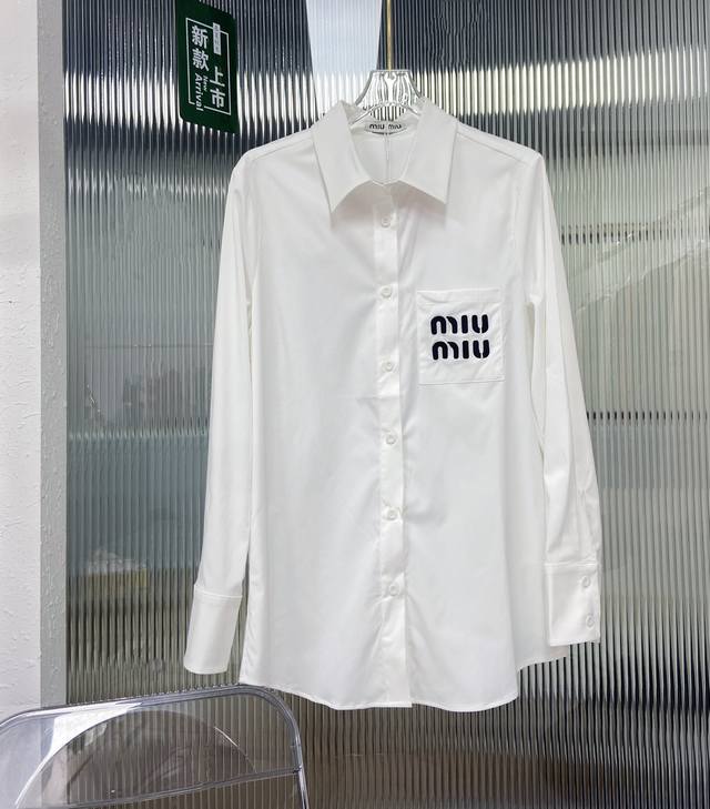 上新 Miu*Miu2024新款刺绣字母口袋长袖衬衫 气质翻领衬衣高级时髦 后背字母刺绣logo质感超赞 上身显瘦又高挑 两色sml