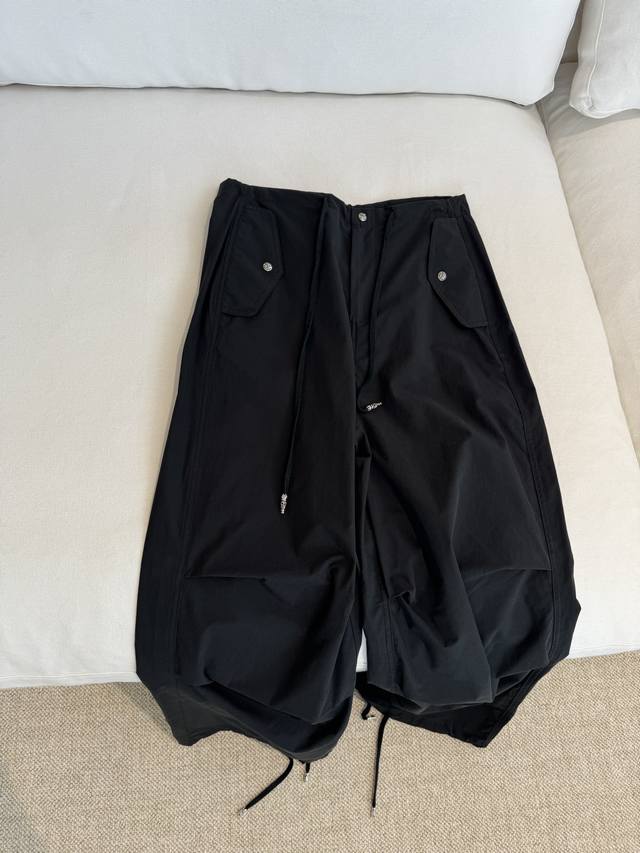 24Ss新款现货 版型利落 款式简单大气的工装裤 不繁琐 但工装风的酷感一点不减 全棉面料 舒适透气 有质感 Size Sml