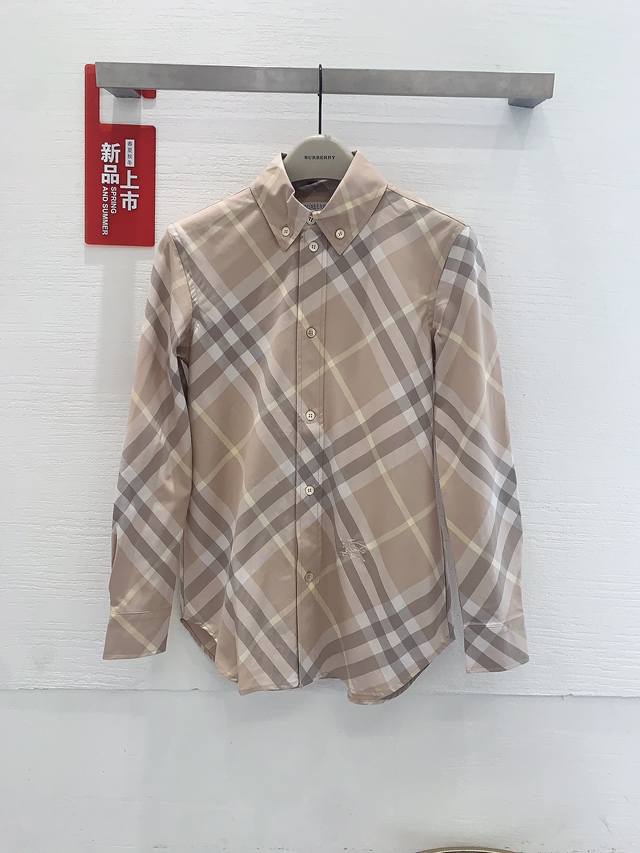 Burberry的每个新系列都不乏可借鉴的传统 这款衬衫采用品牌标志性格纹的中性迭代编织而成 该图案于20年代首次推出 单品以纯棉斜纹布制成 剪裁宽松 领尖扣衣