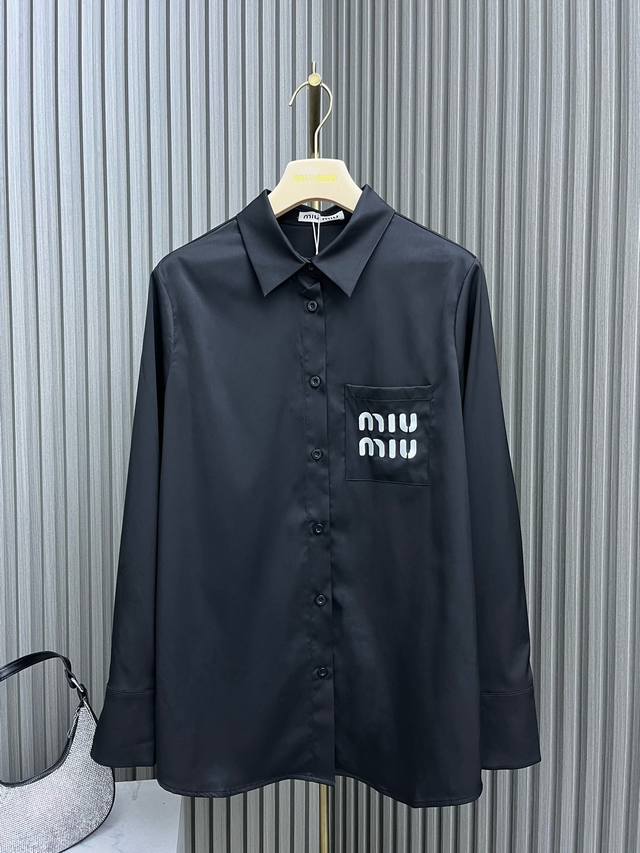 Miu Mi* 2024新品上架 刺绣口袋衬衫 定制yb进口斜纹稠材质 质感光泽滑爽 衬衫整体纯色 胸前口袋饰以刺绣logo 简约大气 宽松衬衫版型 包容显瘦