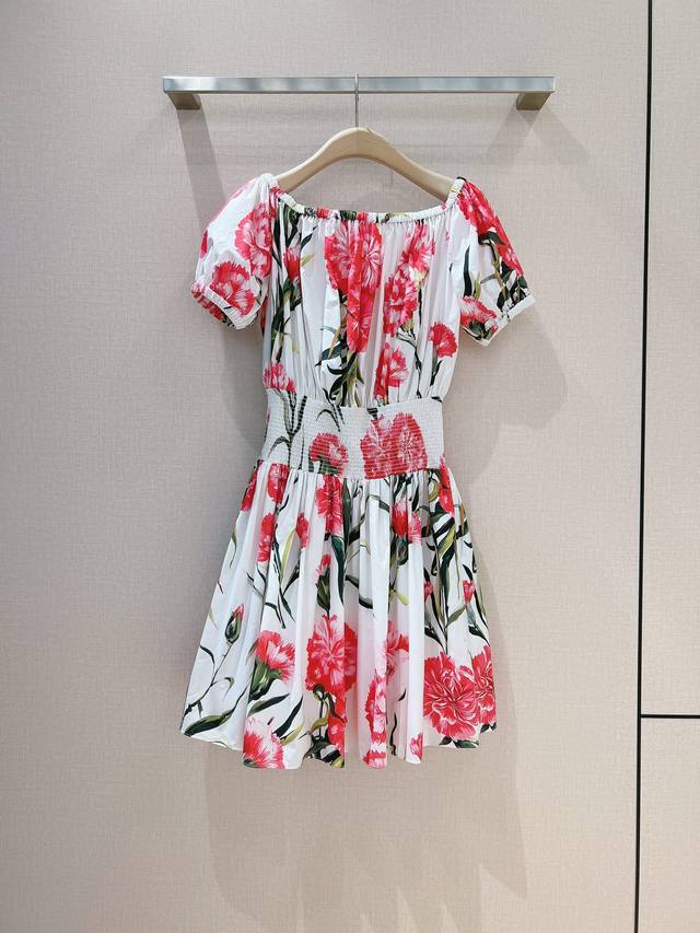 Dolce & Gabban*A 新款 女装连衣裙 Happy Garden 系列 这款采用棉府绸的面料 舒适感透气性非常好 康乃馨的印花 给人性感的女性肖像