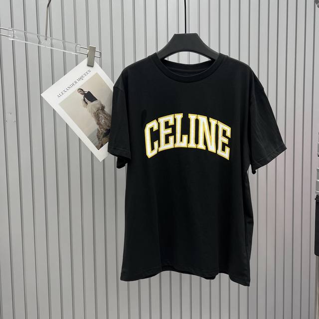 Celine2024春夏新品字母龟裂印花圆领t，饰以撞色描边字母印花图案装饰，简约高级，沿用特殊工艺处理，还原yb龟裂字母肌理，穿搭更为独特，实穿百搭基础色，上