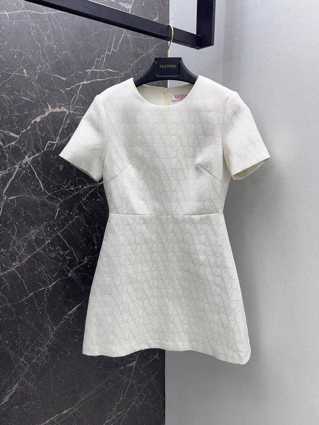 原单狠货女装 配包装 Vltn 24Ss 春夏新品字母提花短袖连衣裙 原版定制提花面料 提花气质a字版型上身巨显瘦 提花的字母点缀在成衣上 裙长适中自带法式优雅