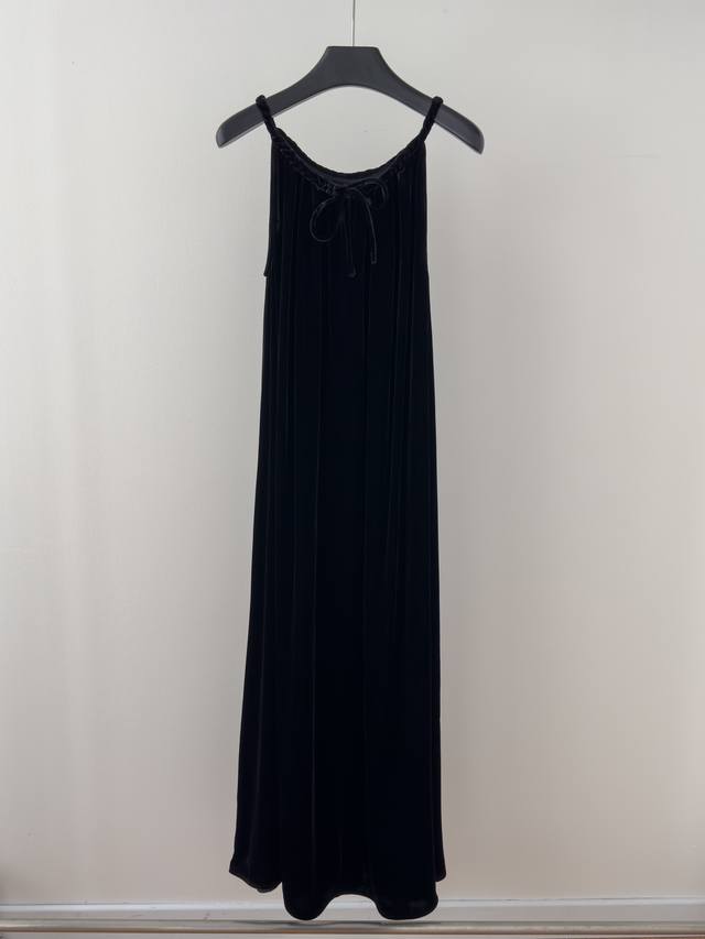 原单狠货女装 配包装 24Ss 黑色丝绒吊带连衣裙 领口的设计 超级显脸小 露出颈部线条 丝绒质地 材质细腻柔软 版型是法式经典款 用简练的线条勾勒优美的曲线