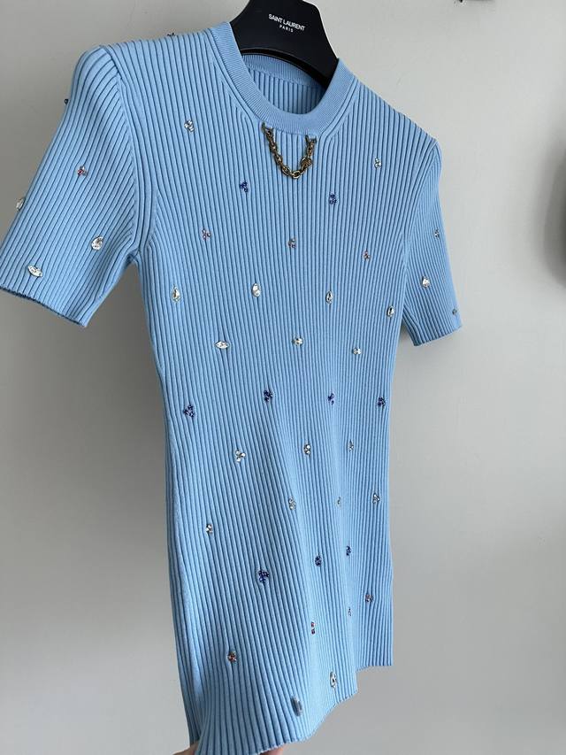 原单狠货女装 配包装 Louis Vuitto*一款超级吸睛的蓝色短袖 针织衫！〞这款衣服简直是夏日时尚界的璀璨明星，让人一眼就爱上！ 首先说说它的颜色，那种深