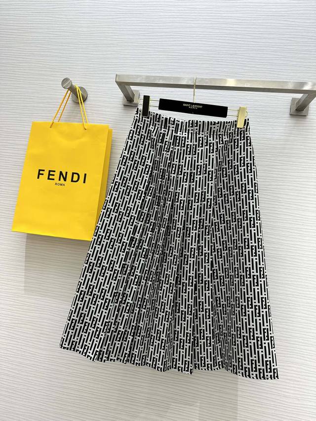 Fend 24Ss联名胶囊系列 中长款压褶半身裙 黑白配色ff条纹提面料 定位压褶多样式工艺 通勤休闲随性气质版型非常百搭 优雅知性 通勤又时髦 立体剪裁版型上