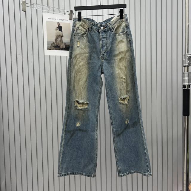 Acne Studios 2024泥染破坏做旧牛仔裤终于来了，虽然日本上新，但是国内一直还是断货的状态，不得不说这条裤子的做旧效果和版型真的很顶，微喇的裤型搭的