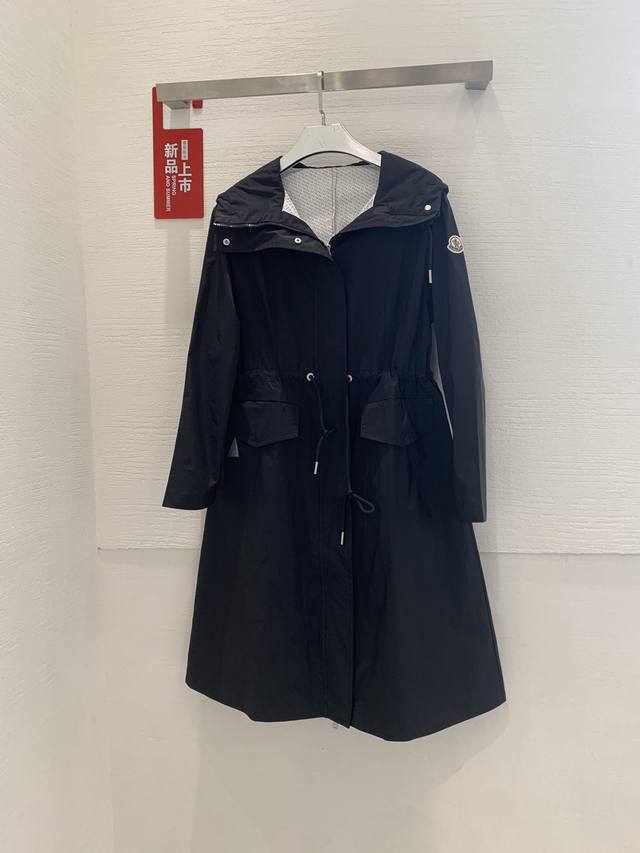 Moncler 春夏tevennec连帽风衣女装代购蒙口，全图层防水面料，尼龙剪裁长款轮廓，连帽设计，可调节束带腰部抽绳，大口袋，五金开模定制，三标齐全。 码数