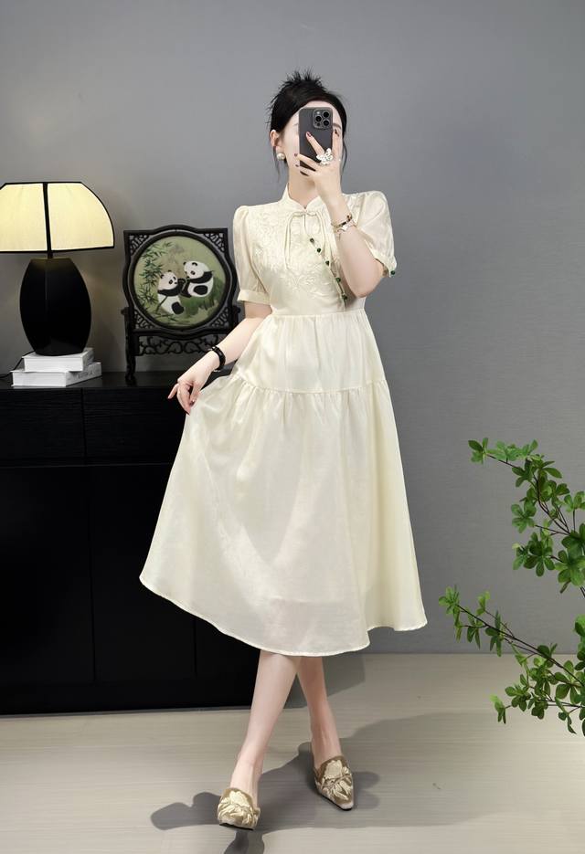 2024年春夏新款，新中式旗袍连衣裙，结合现代流行风格，显高贵优雅大气，颜色灰色，杏色，码数smlxl