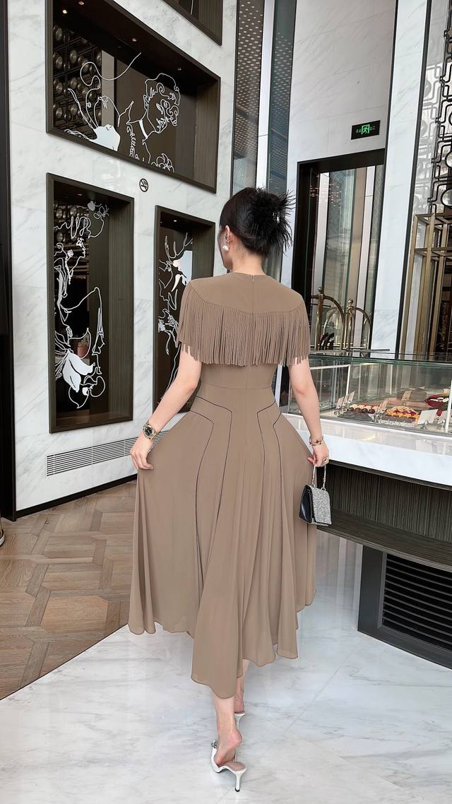 高级感优雅气质v领流苏设计收腰显瘦连衣裙 颜色：咖啡色、焦糖色 尺码：S.M.L.Xl.Xxl、3Xl