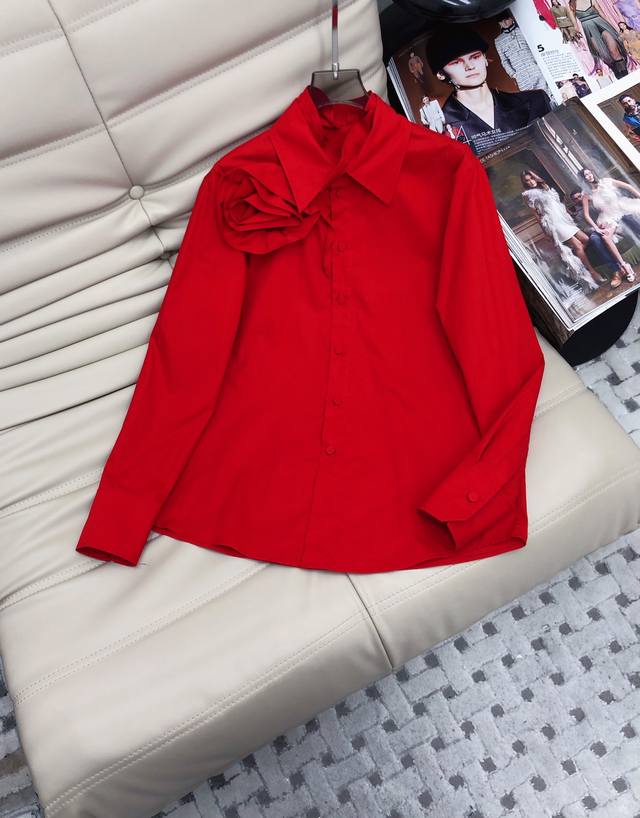 Valentino华伦天奴2024新款立体玫瑰花衬衫 立体玫瑰花 设计感十足 精致又特别 领口内拼接荷叶边花边 搭配半裙或者裤子都非常好看。 3色sml。