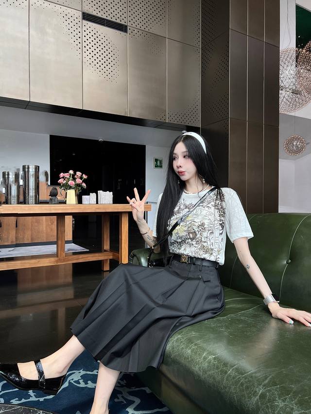 Prada 普拉达2024夏装新款女士半身裙，百褶半裙饰有钮扣翻盖口袋,搭配带有雕刻徽标腰带扣的皮革腰带时尚潮流，2色sml