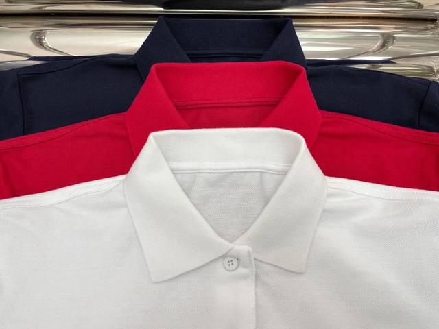 新款！最新miu 24New Logo刺绣polo衫。颜色：红、蓝、白。尺码:Sml。 。
