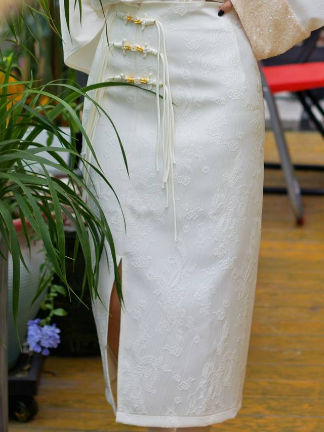 新中式平安金龙流苏扣提花收身半裙 超级百搭 颜色：黑色 白色 码数：S-Xxl。