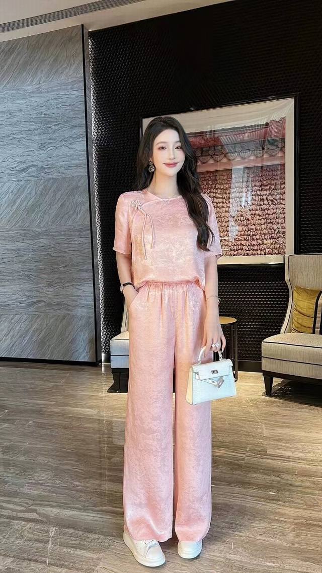 新中式国风盘扣圆领人丝提花上衣。 一款3色：杏色，粉色，黑色。码数s-Xxl