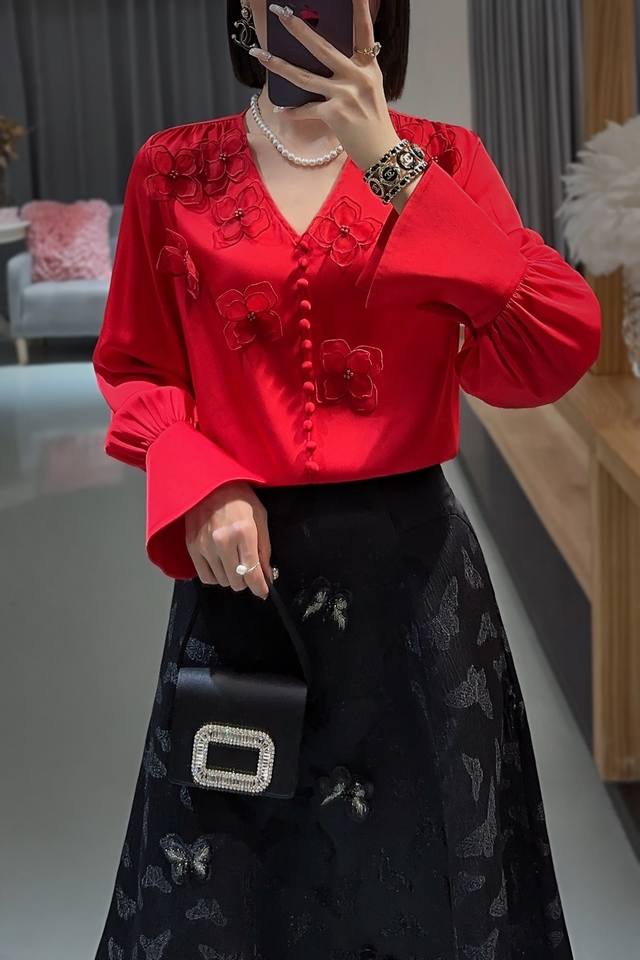 真丝双乔订珠花朵v领高端衬衣，原创独家设计，颜色红色、黑色、米白色，码数s-Xl