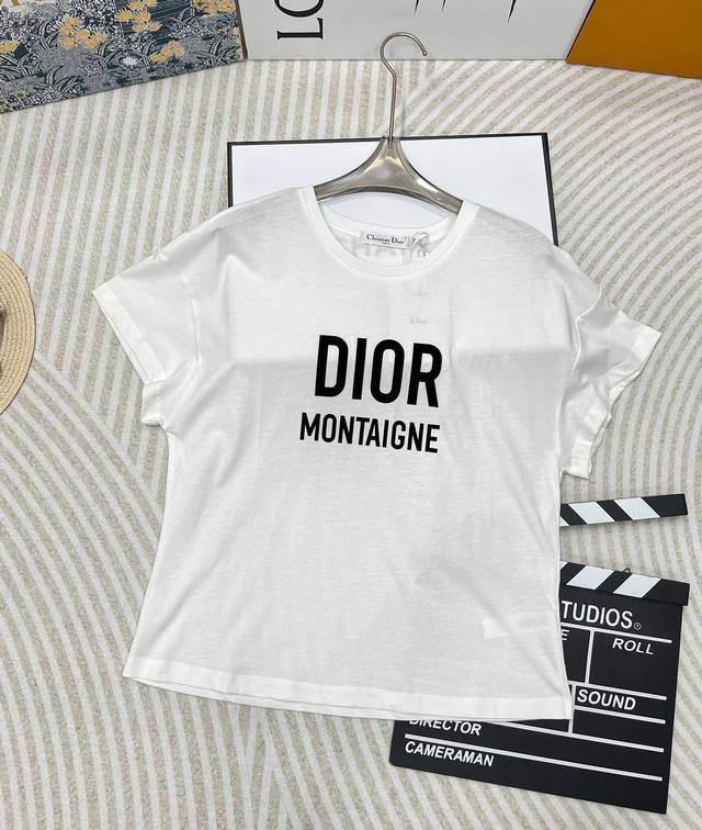 Dior 2024Ss春夏新款 植绒字母短袖t恤 高级精致的t恤，真是人手必备极简风永远不过时，不火都难 轻薄透气纯棉面料 上身舒适透气 很百搭又不失女性柔美气
