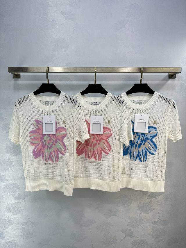 Chane*夏季新款针织上衣 镂空元素搭配彩色渲染花朵，特别适合夏季，穿着清凉又百搭 3色3码sml。