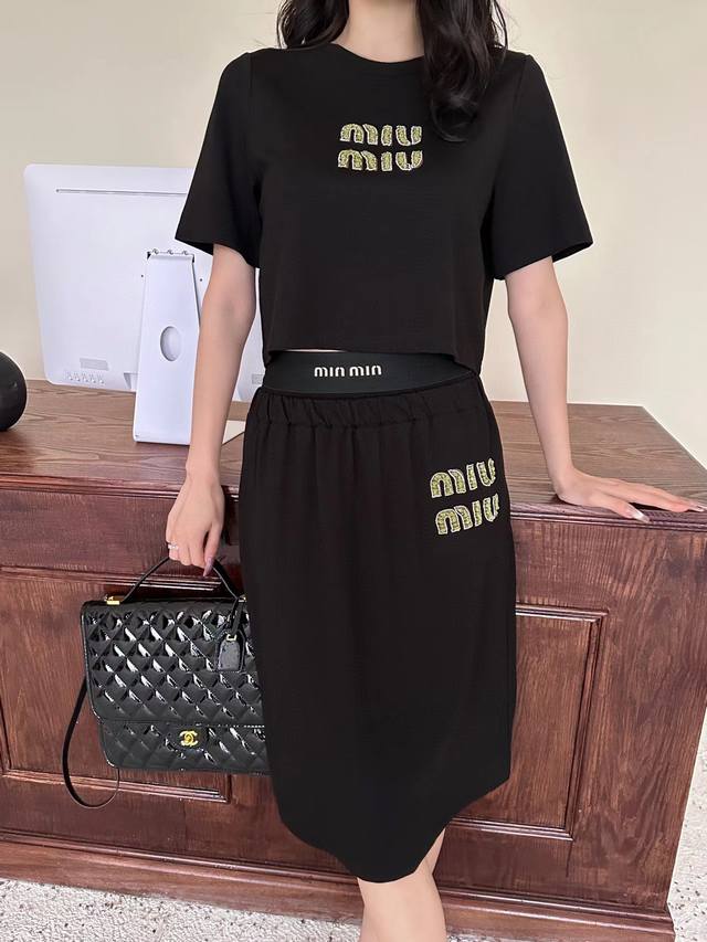 Miumi* 24Ss春夏新款t恤半身裙套装 手工字母订珠装饰 字母织带腰头 版型超正 两色三码sml