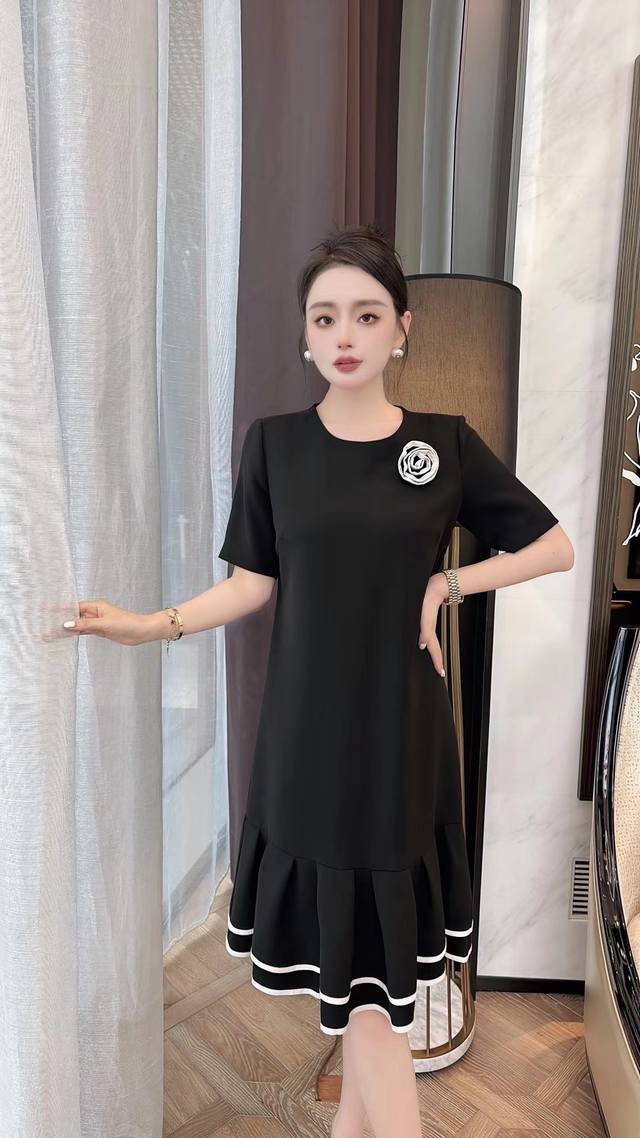 夏季新款连衣裙 品牌：Mi Mi 工艺：手工胸花 颜色：黑色 兰色 军绿 码数：S～ L