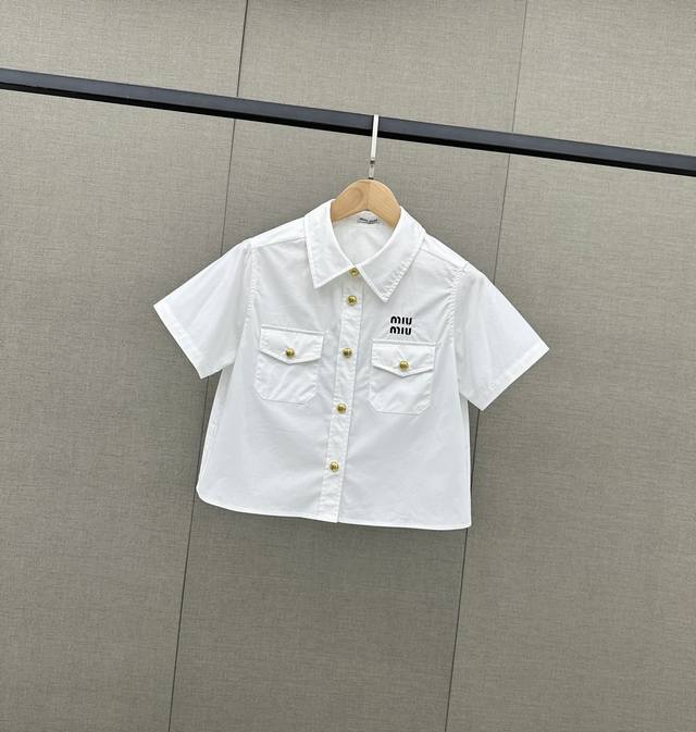 Miu Mi-U字母刺绣棉质短袖衬衫，这款衬衫采用独特的图形强调而脱颖而出。这款常规款式由柔软棉府绸制成，饰有精美的字母刺绣 宽松直筒版型，有着恰当松量的包裹度