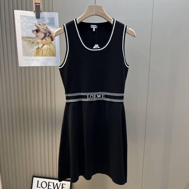 Loewe 2024春夏 罗意威新款休闲时尚连衣裙， U领背心式设计，高弹力不束缚身型。 黑白撞色螺纹镶边，简约时尚。 内搭外穿都可以，日常高级感通勤穿搭。