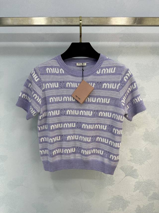 Miumi*24夏季新款短袖 拼色字母横条浅紫颜色很夏天，配裙子裤子都可以！1色3码sml